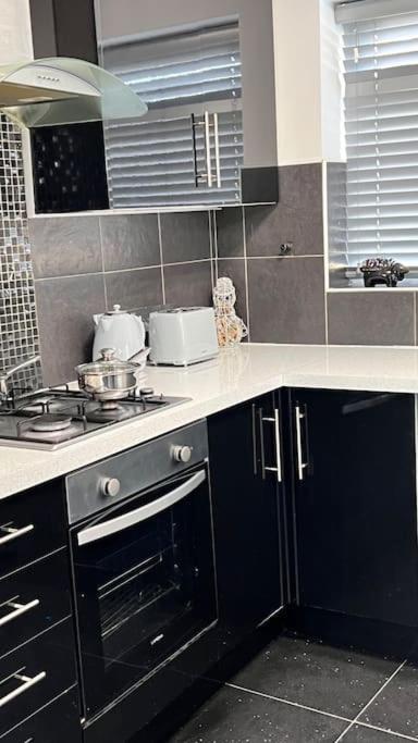 Cheerful 3 Bedroom Townhouse With Free Parking. Billericay Kültér fotó