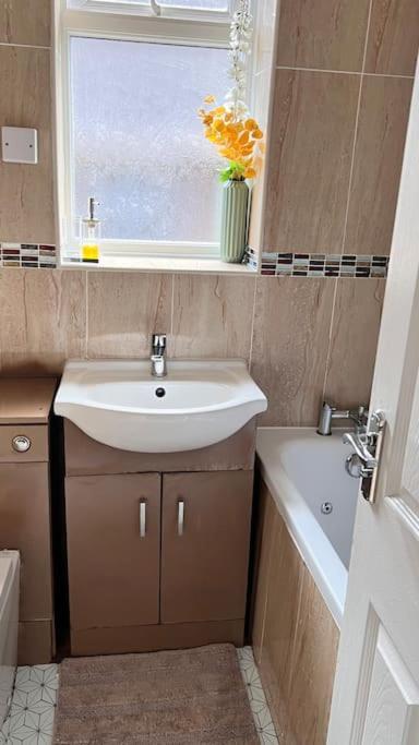 Cheerful 3 Bedroom Townhouse With Free Parking. Billericay Kültér fotó
