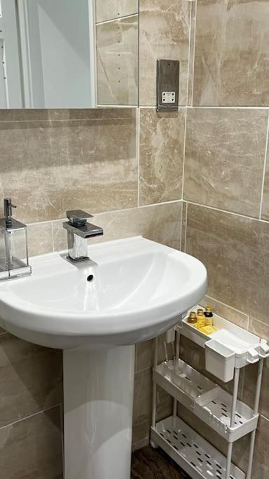 Cheerful 3 Bedroom Townhouse With Free Parking. Billericay Kültér fotó