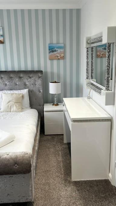 Cheerful 3 Bedroom Townhouse With Free Parking. Billericay Kültér fotó