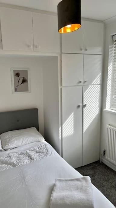 Cheerful 3 Bedroom Townhouse With Free Parking. Billericay Kültér fotó
